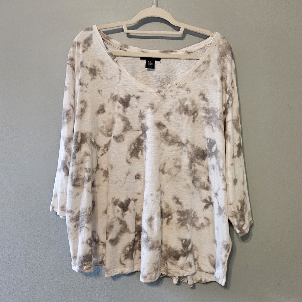 Tahari Cream and Taupe Tie-Dye V-Neck Short Sleeve Top